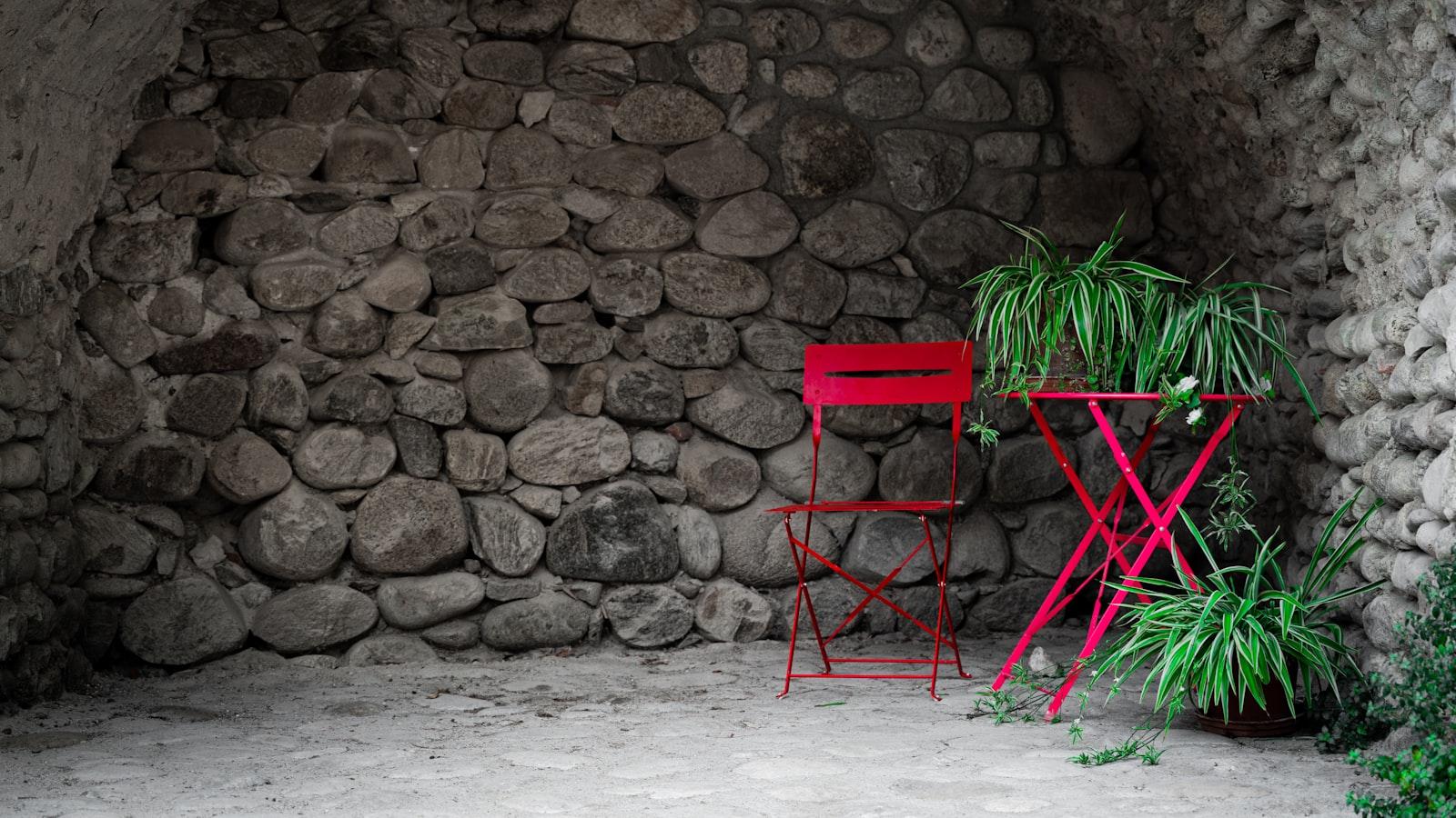 Chaise harpe satiné rouge et bois acajou